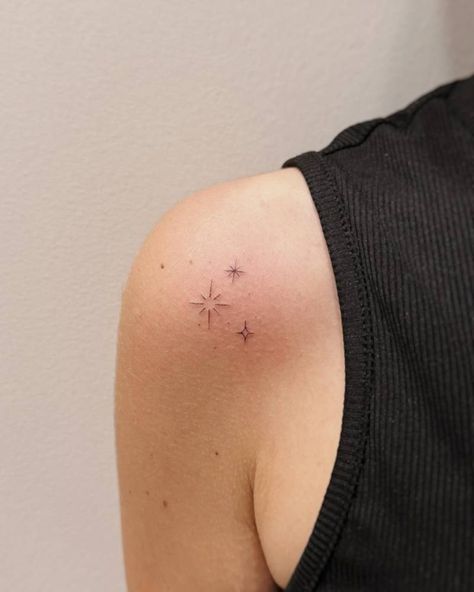 Shooting Star Tattoos: Uncover the allure of cosmic ink Little Stars Tattoo, Shooting Star Tattoos, Starlight Tattoo, Star Tattoo On Shoulder, North Star Tattoos, Star Tattoo Meaning, Shooting Star Tattoo, Cosmic Tattoo, Sparkle Tattoo