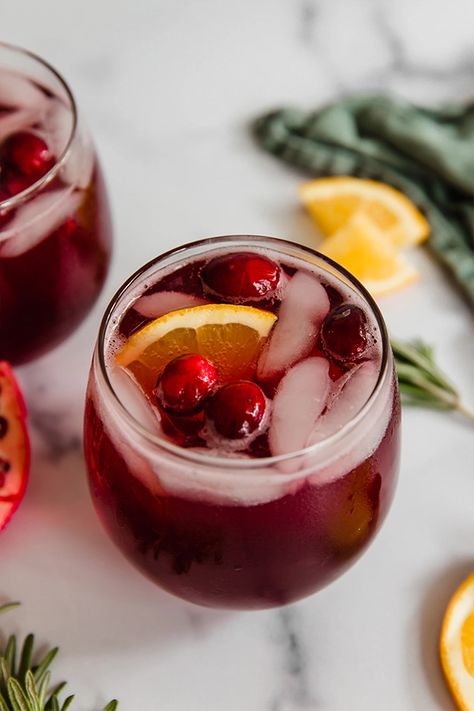 This cranberry pomegranate holiday mocktail is the perfect alcohol-free drink for the holidays! It's fizzy, sugar-free, and easy to make at home. Cranberry Mocktail, Holiday Mocktail, Cranberry Pomegranate, Cranberry Drinks, Alcohol Free Drinks, Cranberry Cocktail, Drink Recipes Nonalcoholic, Fancy Drinks, Aip Recipes