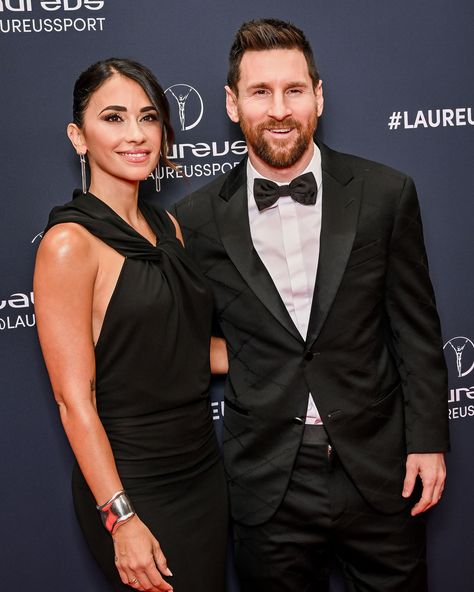 Messi With Wife, Messi And Antonella, Messi Family, Messi And Wife, Lionel Messi Family, Football Wags, Messi And Neymar, Messi 10, Wedding Suit