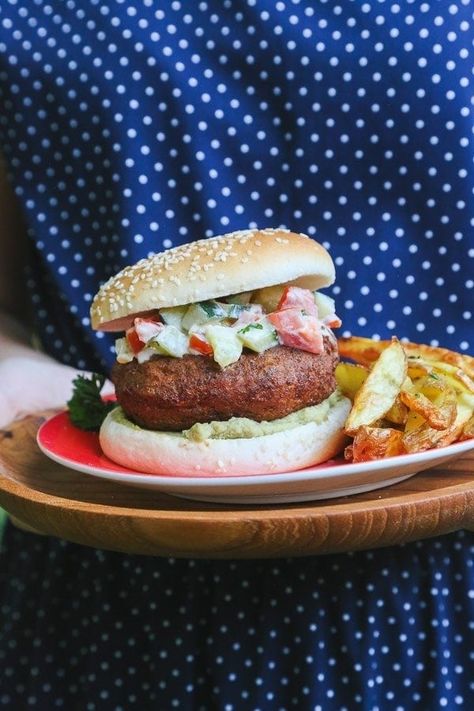 This veggie falafel burger recipe is based on the classic Middle Eastern Falafel sandwich but turned into a burger! The falafel patties are made with very simple ingredients, mainly chickpeas, and parsley. Nescafe Cake, Best Falafel Recipe, Falafel Patties, Chickpea Falafel, Best Falafel, Falafel Burger, Falafel Burgers, Little Sunny Kitchen, Falafel Sandwich