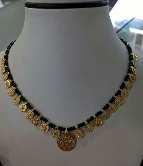 Gold Layered Necklace, Black Beads Mangalsutra Design, Gold Mangalsutra Designs, Pearl Necklace Designs, Beaded Necklace Designs, Jewerly Making, Black Beaded Jewelry, Wedding Jewellery Collection, Gold Jewelry Simple