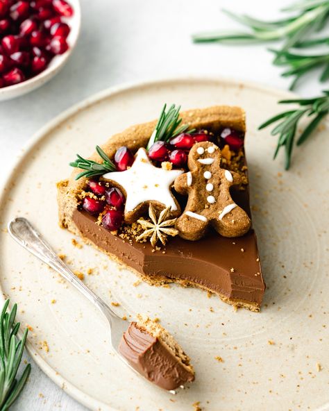 Vegan Gingerbread Chocolate Tart - Epic Vegan Recipes - Addicted to Dates Gingerbread Chocolate, Gingerbread Dessert, Vegan Gingerbread Cookies, Vegan Tarts, Vegan Christmas Dinner, Vegan Gingerbread, Gluten Free Gingerbread, Vegan Christmas Recipes, Spiced Chocolate