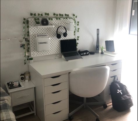 Acubi Desk Setup, Acubi Room Kpop, Acubi Room Ideas, Acubi Bedroom Ideas, Acubi Room Style, Acubi Bedroom, Bedroom Ideas With Desk, Acubi Room, Acubi Aesthetic