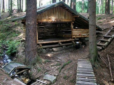 A Cabin In The Woods, Bushcraft Shelter, Camping Shelters, Bushcraft Skills, Wheelbarrows, Shelter Design, Apocalypse Survival, Bushcraft Camping, Survival Shelter