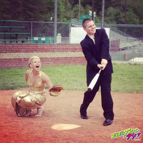 Baseball Baseball Prom Pictures, Softball Couples, Baseball Gf, Formal Pics, Formal Pictures, Prom Pictures Group, Hoco Pictures, Softball Senior Pictures, Hoco Pics