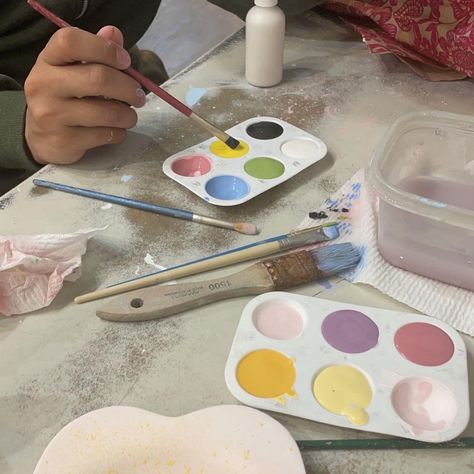 aesthetic painting date trays of pain and couple painting Coquette Date Ideas, Clay Date Aesthetic, Pottery Painting Date Aesthetic, Color Me Mine Date, Color Me Mine Aesthetic, Dating An Artist, Painting Date Aesthetic, Pottery Painting Date, Teen Vision Board