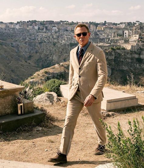 The best shoes James Bond has worn | Gentleman's Journal Craig 007, James Bond Outfits, Daniel Craig Style, James Bond Suit, Bond Outfits, Bond Suits, Bond James Bond, Mens Luxury Lifestyle, James Bond Style