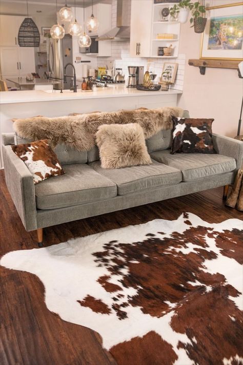 Brown and white cowhide rugs represent some of the most popular options for natural floor covering. Because they are distinctively unique, each brown and white hide becomes an original art piece as well as practical floor covering. Western Living Room Decor, Brown And White Cow, Color Rugs, Western Living Room, Natural Floor, Ranch House Decor, Western Bedroom Decor, Brindle Cowhide, White Cowhide Rug