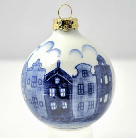 Blue Christmas Ornaments, Art Chinois, White Ornaments, White Pottery, Delft Blue, Blue And White China, Blue Willow, Blue China, Feeling Blue