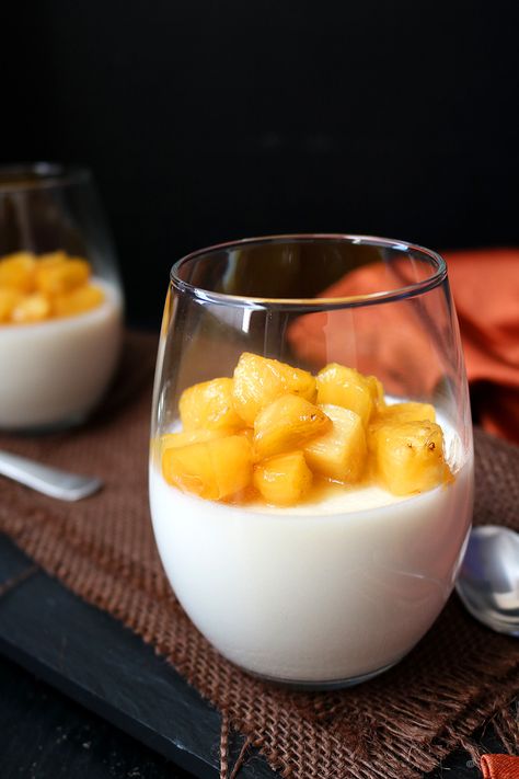 coconut milk panna cotta Panacota Recipe, Pineapple Topping, Cooking With Coconut Milk, Coconut Panna Cotta, Pineapple Glaze, Panna Cotta Recipe, Easy Dessert Recipes Quick, Italian Dessert, Low Fodmap Recipes