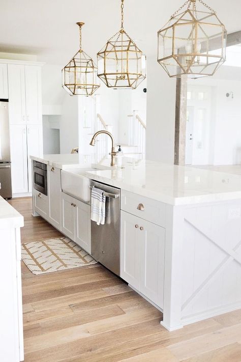 Gorgeous White Kitchen, White Kitchen Inspiration, Beautiful White Kitchens, Diy Backsplash, Decor Ikea, White Kitchen Design, White Marble Countertops, Kitchen Farmhouse, Diy Desk