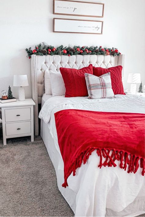 Aesthetic Christmas Decor Bedroom, Christmas Themed Bedroom, Christmas Room Aesthetic, Xmas Room Decor, Christmas Room Inspiration, Christmas Bedroom Aesthetic, Bedroom Christmas Decorations, Christmas Dorm, Christmas Decor Ideas Bedroom