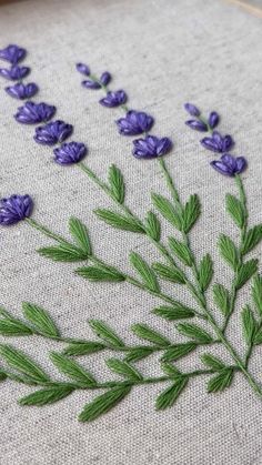 Diy Sy, Basic Hand Embroidery Stitches, Embroidery Lessons, Diy Embroidery Designs, Hand Embroidery Patterns Flowers, Hand Embroidery Videos, Diy Embroidery Patterns, Basic Embroidery Stitches, Handmade Embroidery Designs