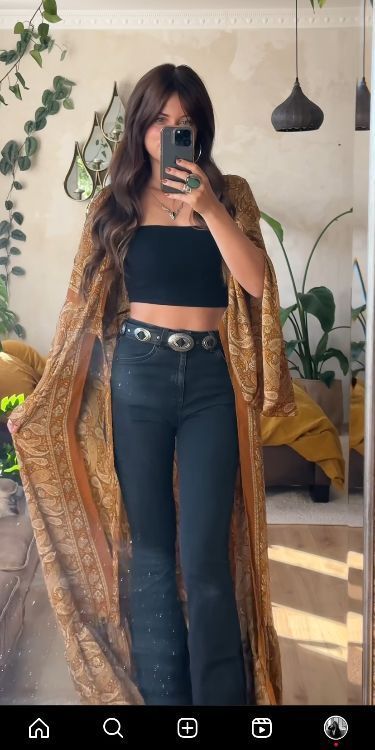 70s Style Jeans Outfit, Boho Style Outfits Casual Bohemian, Hippie Cowboy Aesthetic, Boho Classy Outfits, Boho Western Outfits Fall, Boho Baddie Aesthetic, Hippie Jeans Outfit, Western Hippie Outfits, Boho Jeans Outfit