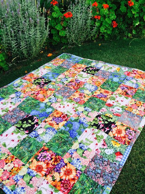 Susie's Garden Lap Quilt - free pattern easy quilt, suitable for charity quilt or gift. good beginners quilt. Beginner Quilting Projects, Lap Quilt Patterns, Flower Quilts, Lap Quilts, Beginner Quilt Patterns, Flower Quilt, Easy Quilt Patterns, Floral Quilt, Quilting For Beginners