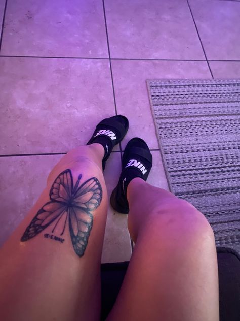 Above The Knee Tattoos Black Women, Thug Tattoos For Women Leg, Foot Tattoos For Women Black Woman, Knee Tatoos Woman, Small Tattoos On Thigh, Cute Knee Tattoo, Leg Tattoos Black Women, Small Leg Tattoos Women, Knew Tattoos