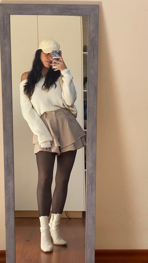 IG: bibiecheverria11 Outfit botas blancas, falda cafe, gorra beige Faldas Beige Outfit, Botines Beige Outfit, Botas Beige Outfit, Botas Blancas Outfits, Outfits Uni, Outfits Faldas, Outfit Coquette, Outfits Bonitos, Outfit Beige