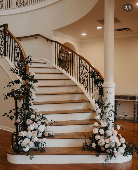 Flower Staircase Decoration, Stairway Florals Wedding, Decorated Stairs For Wedding, Staircase Decor For Wedding, Stairway Decorating Wedding, Wedding Stairway Decor, Decorated Staircase For Wedding, Wedding Ceremony Stairs, Staircase Flowers Wedding Banisters