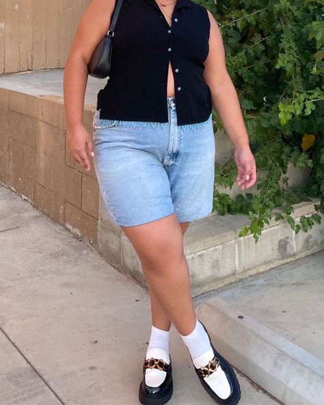 Outfits With Loafers Women Plus Size, Denim Shorts Plus Size Outfits, Plus Size Summer Beach Outfits, 90s Summer Outfits Plus Size, Summer Midsize Fashion, Spring 2024 Fashion Trends Plus Size, Summer Outfits Plus Size 2023, Plus Size Jorts Outfit Idea, Summer Outfit Inspo Plus Size