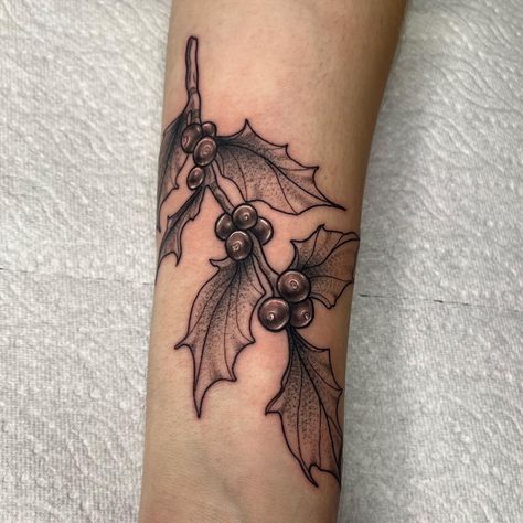 Holly And Rose Tattoo, Holly And Ivy Tattoo, Holly Plant Tattoo, Holly Branch Tattoo, Holly Tattoo Flowers, Holly Flower Tattoo, Holly Tattoo, Ivy Tattoo, Year Tattoo