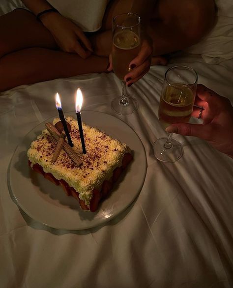 Wine Photo, Cake Aesthetic, Bridget Jones, Aesthetic Picture, Instagram Photo Ideas Posts, Ideas Birthday, Photo Pose, Of Ideas, Cake Ideas