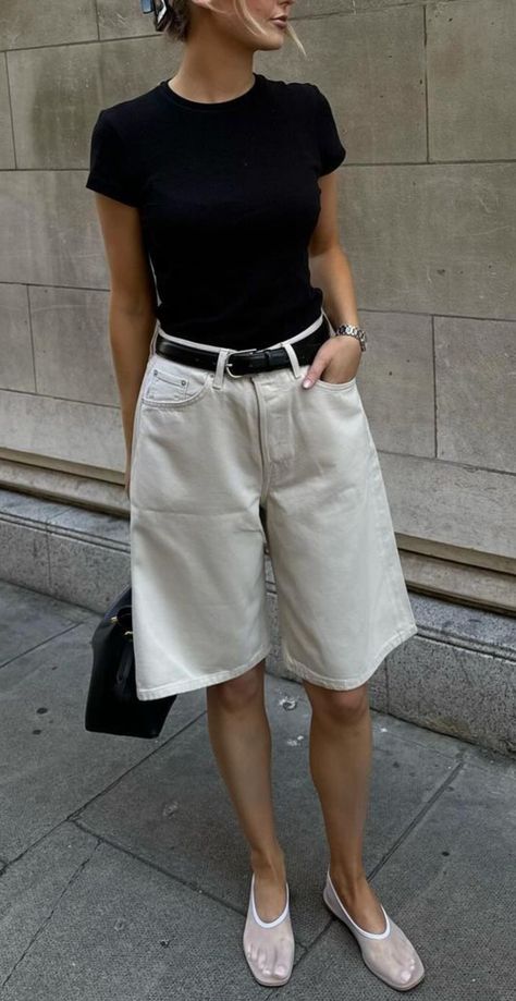 Denim Bermuda Shorts Outfit, Bermuda Shorts Outfit, Apple Shape Fashion, Jorts Outfit, Short Pants Outfit, Bermuda Pants, Europe Outfits, Bermuda Jeans, Shorts Outfit