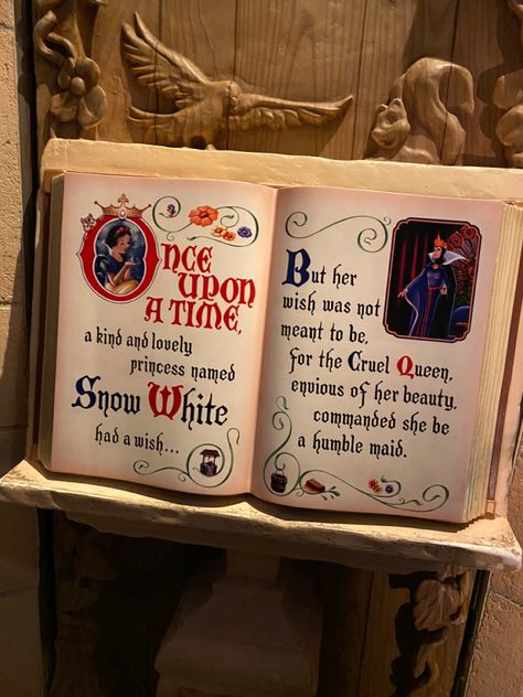 Snow White Decor, Snow White Bedroom, Snow White Nursery, Snow White Room, Snow White Home Decor, Snow White Aesthetic Wallpaper, Snow White Room Decor, Snow White Asthetics, Snow White Enchanted Forest