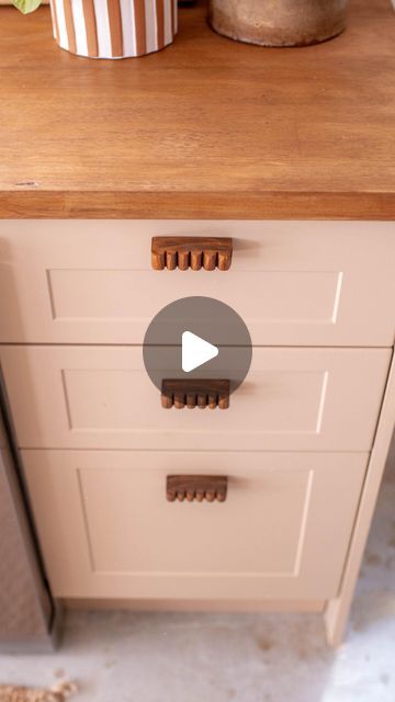 Geneva Vanderzeil on Instagram: "Making fluted handles for our kitchen renovation! After I shared a reel recently of this studio kitchen renovation, a lot of you wanted to know how I made these delicious looking cabinet handles. So I thought I would reshare this tutorial. This was a video I shared at the time of the renovation back in 2023, but because so many of you wanted to know about these I thought I would share this again. I’m also working on a full recap of the whole kitchen because lots of you want to see it! But on to the handles, I was originally was going to use wavy wine rack I’ve used in the past, but the proportions were off so I decided to make my own. All you need to do this is a plunge router (I used my Bosch one) and a piece of timber. Routers have lots of different bits, Fluted Cabinet, Router Guide, Plunge Router, Studio Kitchen, Diy Kitchen Cabinets, Kitchen Reno, Router Bits, Cabinet Handles, Diy Kitchen