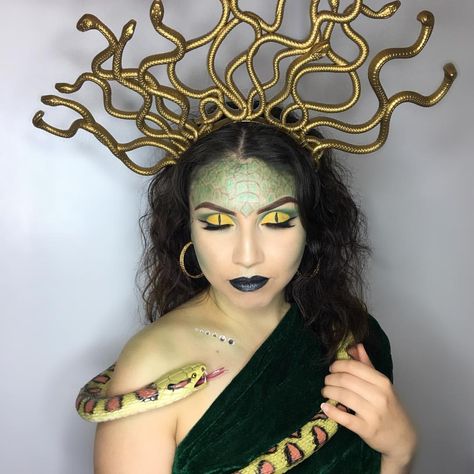 Medusa Halloween Makeup 🐍 Eyebrows: @anastasiabeverlyhills in medium brown Eyes: @nyxcosmetics fire palette @urbandecaycosmetics alice in… Madussa Halloween Makeup, Madussa Costume Makeup, Medusa Halloween Makeup Easy, Scary Medusa Makeup, Medusa Halloween Costume Diy, Medusa Makeup Gold, Snake Makeup, Medusa Makeup, Medusa Halloween Costume