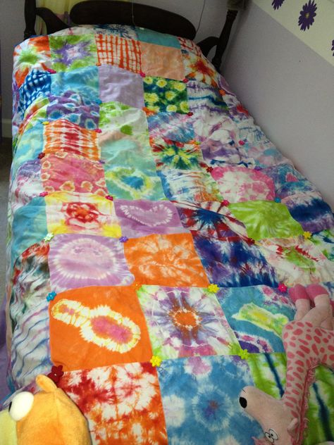 We love this tie dye patchwork duvet cover by Shelly Morris Tie Dye Duvet Cover, Quilt Diy, Tie Dye Bedding, Beach Quilt, Spiral Tie Dye, How To Tie Dye, Sleep Sanctuary, Tie Dye Diy, Velvet Quilt