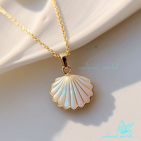 Shell Jewellery, Diy Crafts Love, Ocean Inspired Jewelry, Shell Beach, Carved Shell, Shell Jewelry, Pendant Gold, Shell Pendant, Opal Pendants