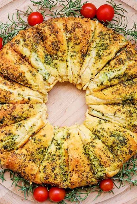 This wreath-shaped cheesy pesto roll is the perfect appetizer for Christmas dinner or entertaining during the holiday season. Pesto Wreath, Crescent Roll Wreath, Christmas Wreath Appetizer, Wreath Appetizer, Christmas Eve Appetizers, Edible Wreath, Roll Wreath, Best Christmas Appetizers, Potato Recipes Side Dishes