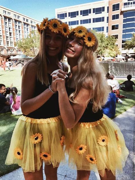 Best Halloween Costumes for BFFs in 2019 so that you Celebrate your Friendship like Never Before - Hike n Dip Best Group Halloween Costumes, Halloween Costumes To Make, Cute Group Halloween Costumes, Teen Halloween, Halloween Costumes For Teens Girls, Bff Halloween Costumes, Best Friend Halloween Costumes, Great Halloween Costumes, Duo Halloween Costumes