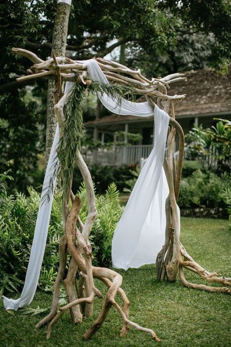 Driftwood Wedding Arch Diy, Driftwood Wedding Arbor, Natural Wood Wedding Arch, Cedar Wedding Arch, Driftwood Arch Wedding, Driftwood Alter, Driftwood Wedding Decor, Tree Branch Wedding Arch, Driftwood Arbor