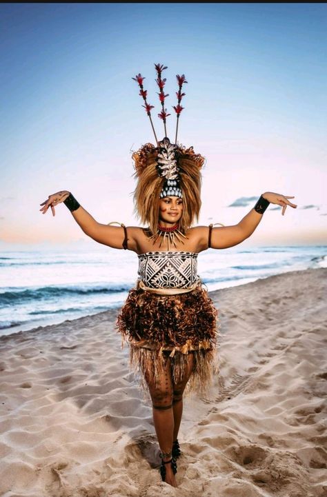 Samoan Taualuga Costume, Cultural Photoshoot, Samoan Art, Cultural Pictures, Samoan Wedding, Human Skull Drawing, Samoan Clothing, Samoan Women, Maori Tribe