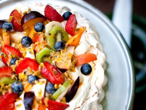 Pavlova - Tareq Taylors recept | Recept från Köket.se Desserts With Fruits, Food Mat, Recipes Baking, Twitter Photos, Pavlova, Yum Yum, Fruit Salad, No Bake Cake, Delicious Food