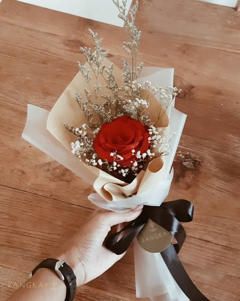 Single Rose Bouquet, Flower Craft Ideas, Single Flower Bouquet, Cadeau St Valentin, Diy Bouquet Wrap, Tender Embrace, Valentine Bouquet, Roses Art, Fresh Flower Bouquets