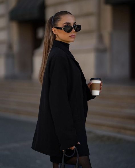 Timeless Office, Street Fashion Photoshoot, Stylish Office Wear, Business Dress Women, Women Ceo, City Shoot, Outfit Looks, Business Photoshoot, Stylish Office