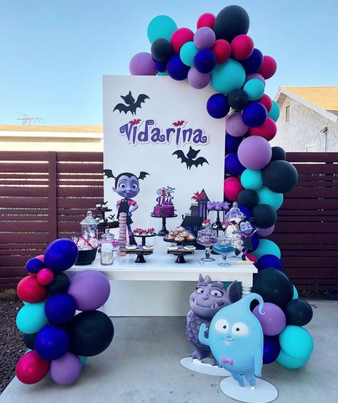 Bizzie Bee Creations 🐝 в Instagram: «Baby Vida Rose’s First Birthday aka Vidarina 🦇Desert Table by @bizziebeecreations || Balloons by @creativeballons_ || Decretive Cookies by…» Vampirina Party, Cinderella Cupcakes, Girl Bday Party, 3rd Birthday Cakes, Monster Birthday, Birthday Party Planning, Birthday Halloween Party, 4th Birthday Parties, Boy Birthday Parties