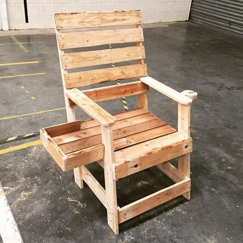 55 DIY Chair Pallet Design Ideas That You Can Try Ideas With Pallets, Diy Furniture Chair, Pallet Chair, Pallet Patio Furniture, Wooden Pallet Furniture, Pallet Designs, Wooden Pallet Projects, Recycled Pallets, Pallet Furniture Outdoor