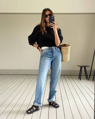 Fisherman Sandals Can Be Tricky to Style, But These 4 Outfits Are So Effortless Fisherman Sandals With Socks Outfit, Styling Fisherman Sandals, Outfits With Fisherman Sandals, Linen And Denim Outfits, How To Style Fisherman Sandals, Fisherman Shoes Outfit, Black Fisherman Sandals Outfit, Jeans And Sandals Outfit, Sandals With Socks Outfit