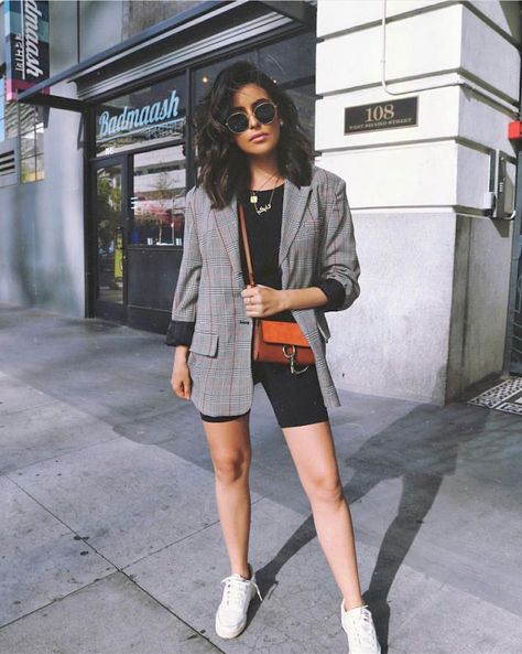 STYLECASTER | 29 Outfits Worth of Proof That Blazers and Shorts Aren't Mutually Exclusive Short Blazer Outfits, Street Style Jeans, Bike Shorts Outfit, Biker Shorts Outfit, Seoul Fashion, Blazer Outfit, Foto Poses, Outfit Trends, Blazer And Shorts