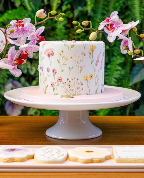 Minimal Floral Cake, Pastel Garden Party, Bday Flowers, Wildflower Cake, Grandma Cake, Cake With Flowers, Piping Design, Birthday Cake With Flowers, Simple Cake Designs