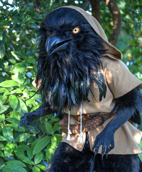 Kenku are bird people. Amazing bird costume Dungeons & Dragons 5e give you the option to have them as playable characters. Cosplay Raven, Raven Costume, Crow Costume, Raven Cosplay, Video Game Artist, Bird People, Bird Costume, Dangerous Minds, Black Eyes