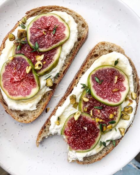 Nutritional Benefits of Sourdough Bread + 6 Healthy Toast Topping Ideas - Nourish & Tempt Sourdough Topping Ideas, Sourdough Toast Breakfast, Sourdough Toast Ideas, Toast Ideas Breakfast, Benefits Of Sourdough Bread, Benefits Of Sourdough, Healthy Toast Toppings, Healthy Toast, Sourdough Toast