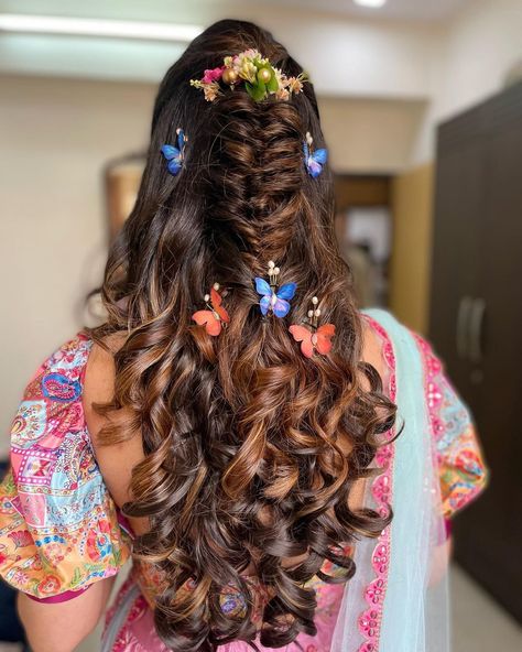 Braids are a fun way to glamourise your lovely hair. Why don't you take a look at some gorgeous Braided Bridal Hairstyles for your special day? Open Curly Hair, Braided Bridal Hairstyles, Simple And Easy Hairstyles, Easy Hairstyles For Curly Hair, Wedding Curls, Bridal Hairstyles With Braids, Hairstyles Trending, Soft Wedding, Indian Wedding Hairstyles