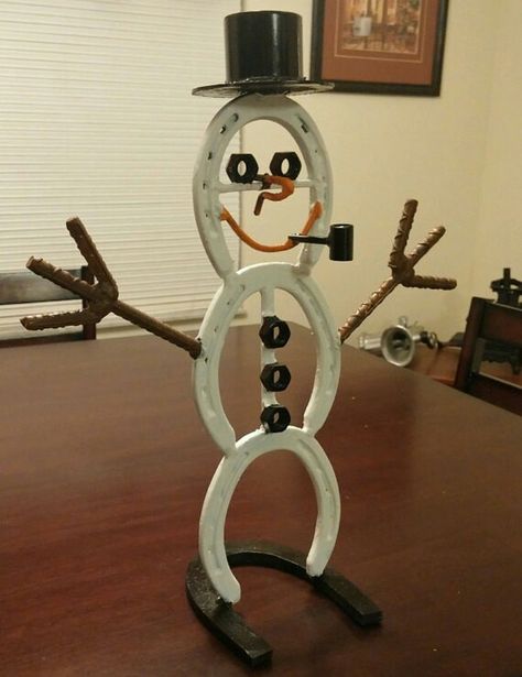 Welding Projects With Horseshoes, Horseshoe Snowman, Horseshoe Crafts Diy, Horseshoe Welding, Horseshoe Crafts Projects, Welding Crafts, Horseshoe Projects, Recycled Metal Art, Barn Wood Crafts