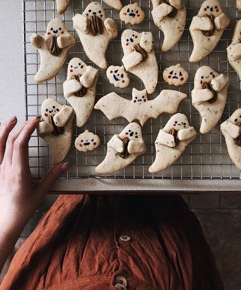 the art of slow living Chai Shortbread, The Art Of Slow Living, Art Of Slow Living, Recetas Halloween, Halloween Baking, Theme Halloween, Fall Halloween Decor, Halloween Recipes, Autumn Vibes