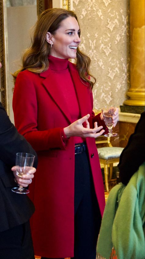 Kate Middleton Red Coat, Wales Fashion, Ducesa Kate, Red Coat Outfit, Kate Middleton Style Outfits, Looks Kate Middleton, Simple Clothes, Kate Middleton Outfits, Fashion Fails