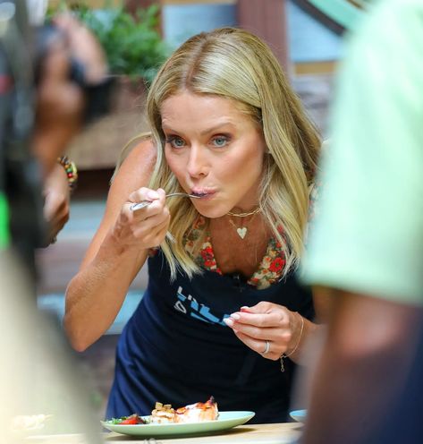 Kelly Ripa's nutritionist breaks down what 'Live' co-host eats Kristen Cavallari Diet, Kelly Ripa House, Kelly Ripa Diet, Kelly Ripa Haircut, Kelly Ripa Workout, Kelly Ripa Hair, Kate Middleton Mother, Kelly Ripa Style, Kristen Cavallari